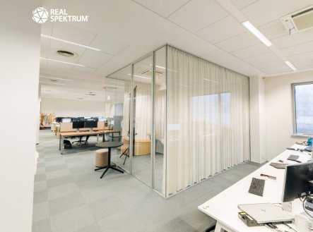 Pronájem kanceláře, 1 353 m²