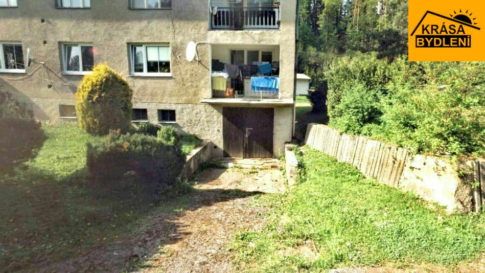 Prodej spoluvlastnického podílu k bytovému domu a garáži v Hoštejně