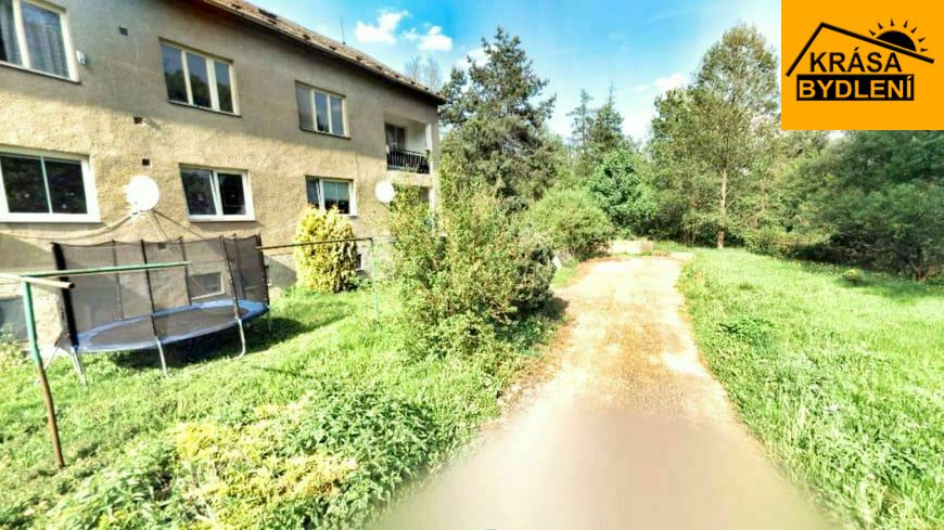 Prodej spoluvlastnického podílu k bytovému domu a garáži v Hoštejně