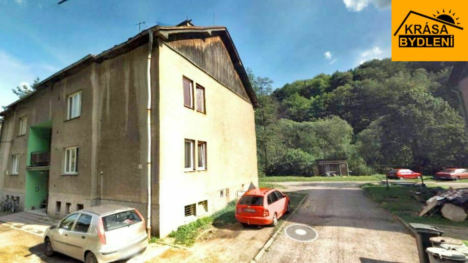 Prodej spoluvlastnického podílu k bytovému domu a garáži v Hoštejně