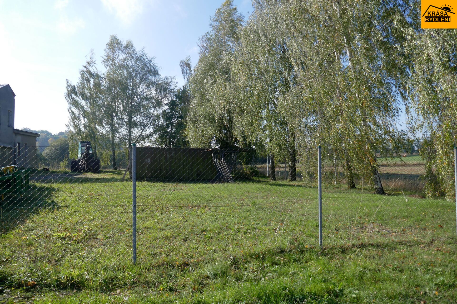 Prodej stavebních pozemků s komerčním objektem v Moravci