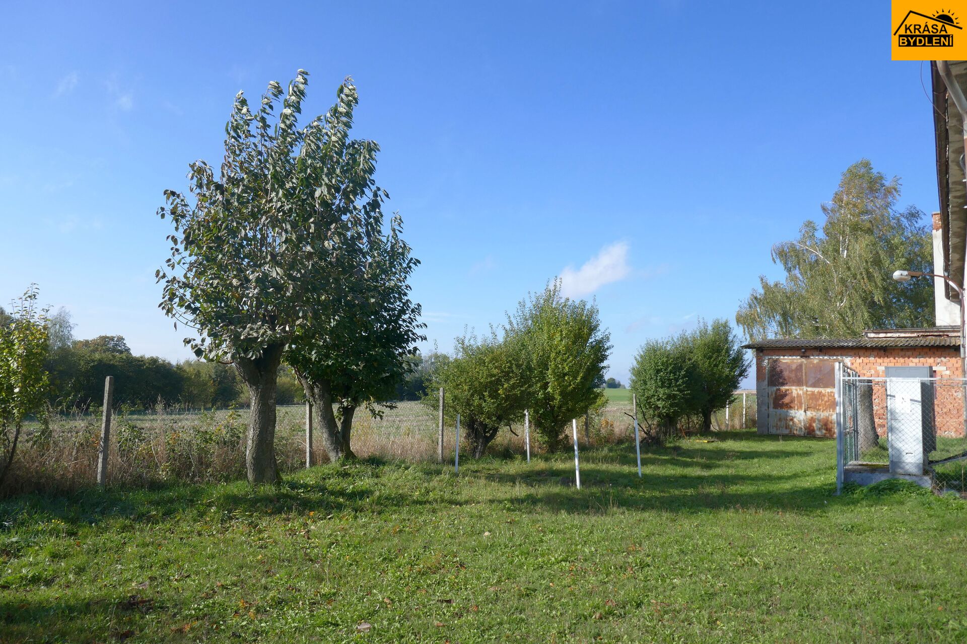 Prodej stavebních pozemků s komerčním objektem v Moravci