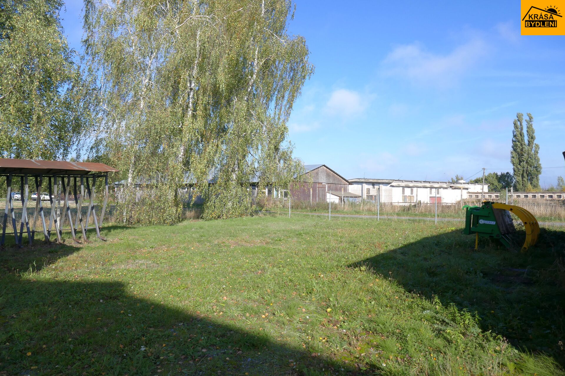 Prodej stavebních pozemků s komerčním objektem v Moravci