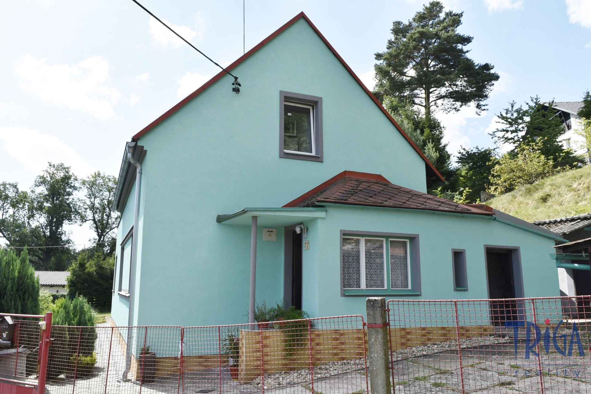 Náchod -  prodej rodinného domu s garáží a pozemkem 1271 m2