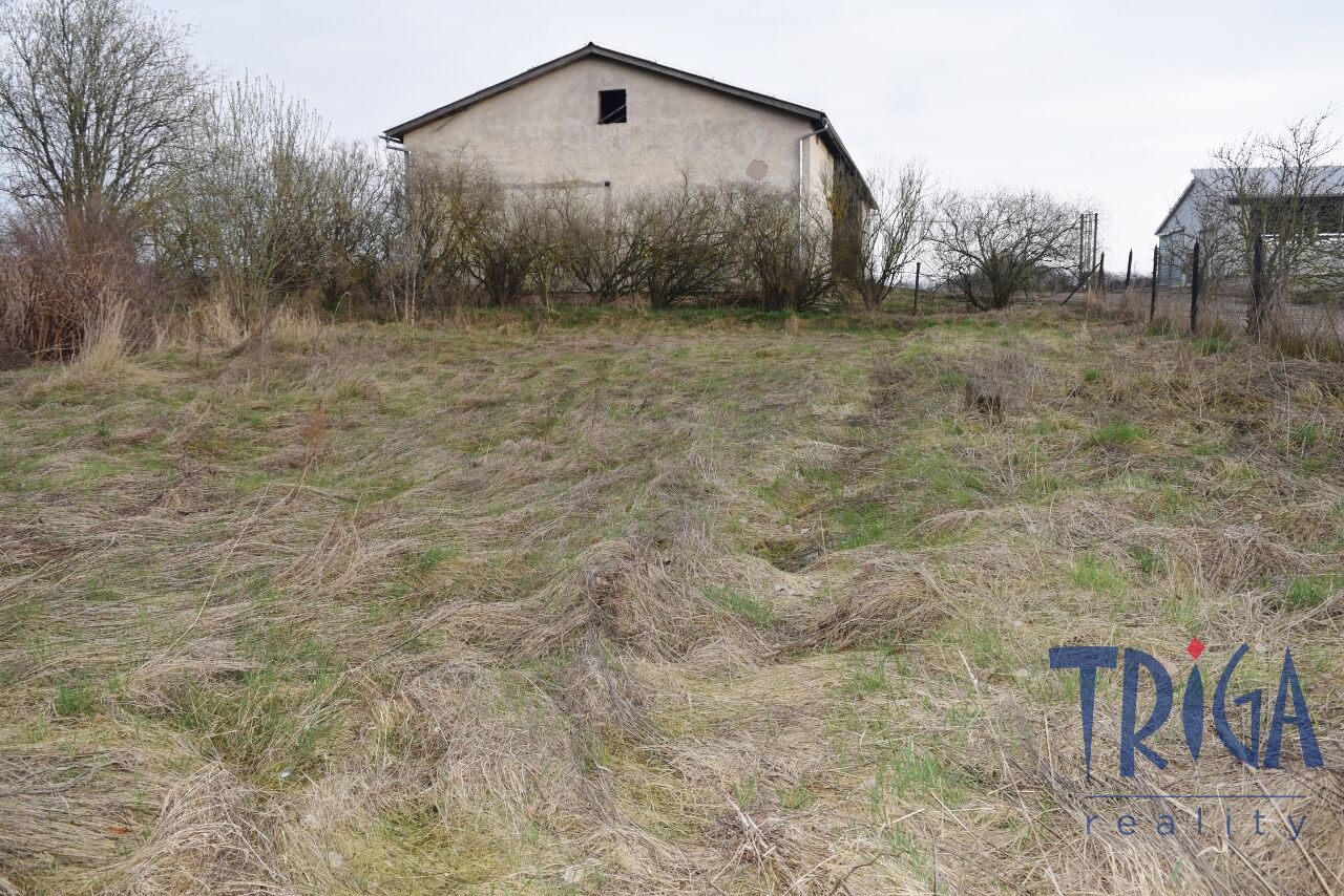 Chvalkovice - pozemek k podnikání spojený s bydlením