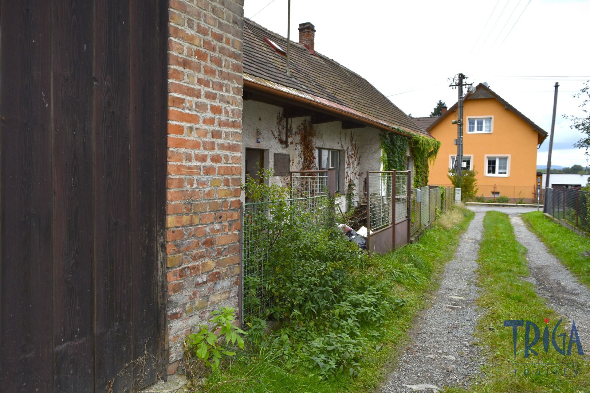 Hořiněves - prodej rodinného domu s dispozicí 2+1, stodolou a pozemkem 348 m2