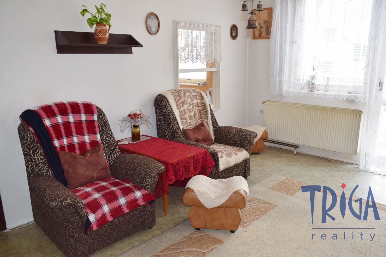 Dvůr Králové n. L. - Cihlový byt 3+1 se dvěma balkóny a komorou