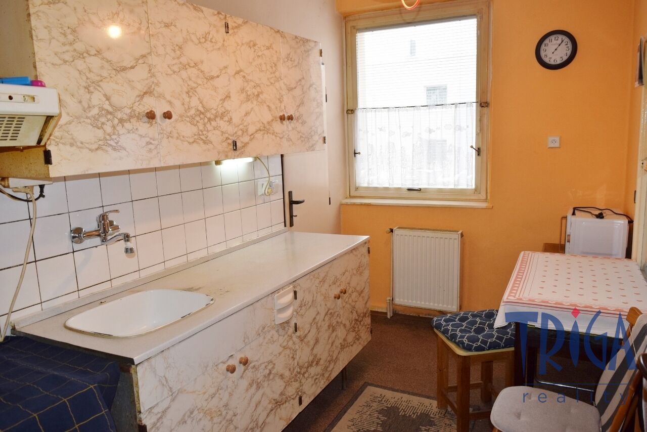 Dvůr Králové n. L. - Cihlový byt 3+1 se dvěma balkóny a komorou