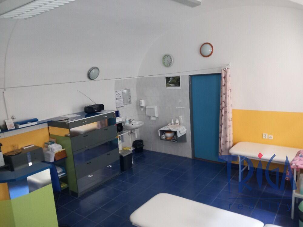 Jaroměř - Josefov: Pronájem komerčního prostoru (kancelář, kosmetika, kadeřnictví, sklady)