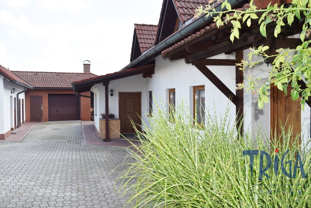 Kasalice - Dvougenerační rodinný dům s pergolou, bazénem a garáží