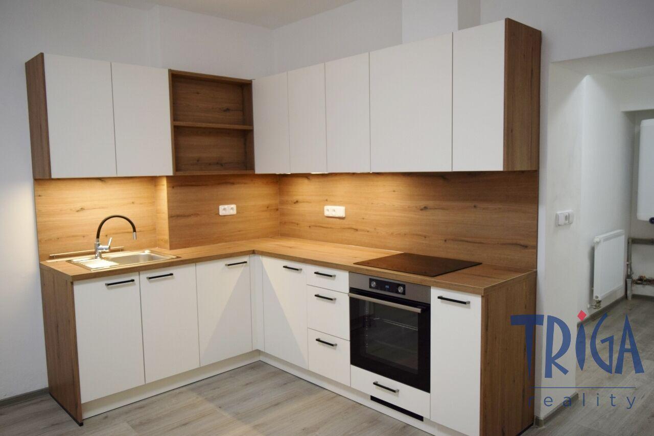 Dvůr Králové n. L. - Dlouhodobý pronájem luxusního bytu 2+1 na náměstí