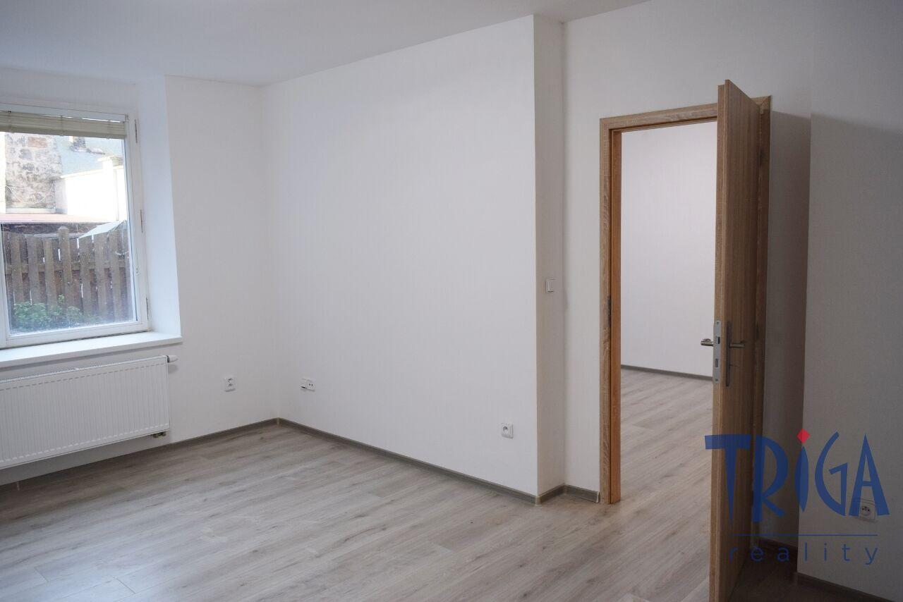 Dvůr Králové n. L. - Dlouhodobý pronájem luxusního bytu 2+1 na náměstí