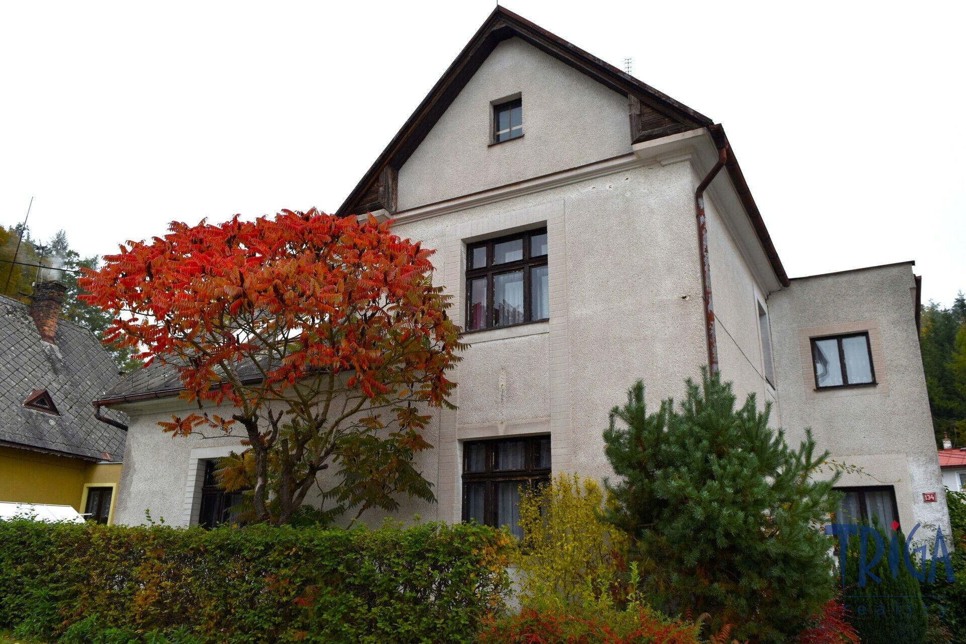 Náchod - Prodej rodinného domu se třemi jednotkami, garáží a zahradou