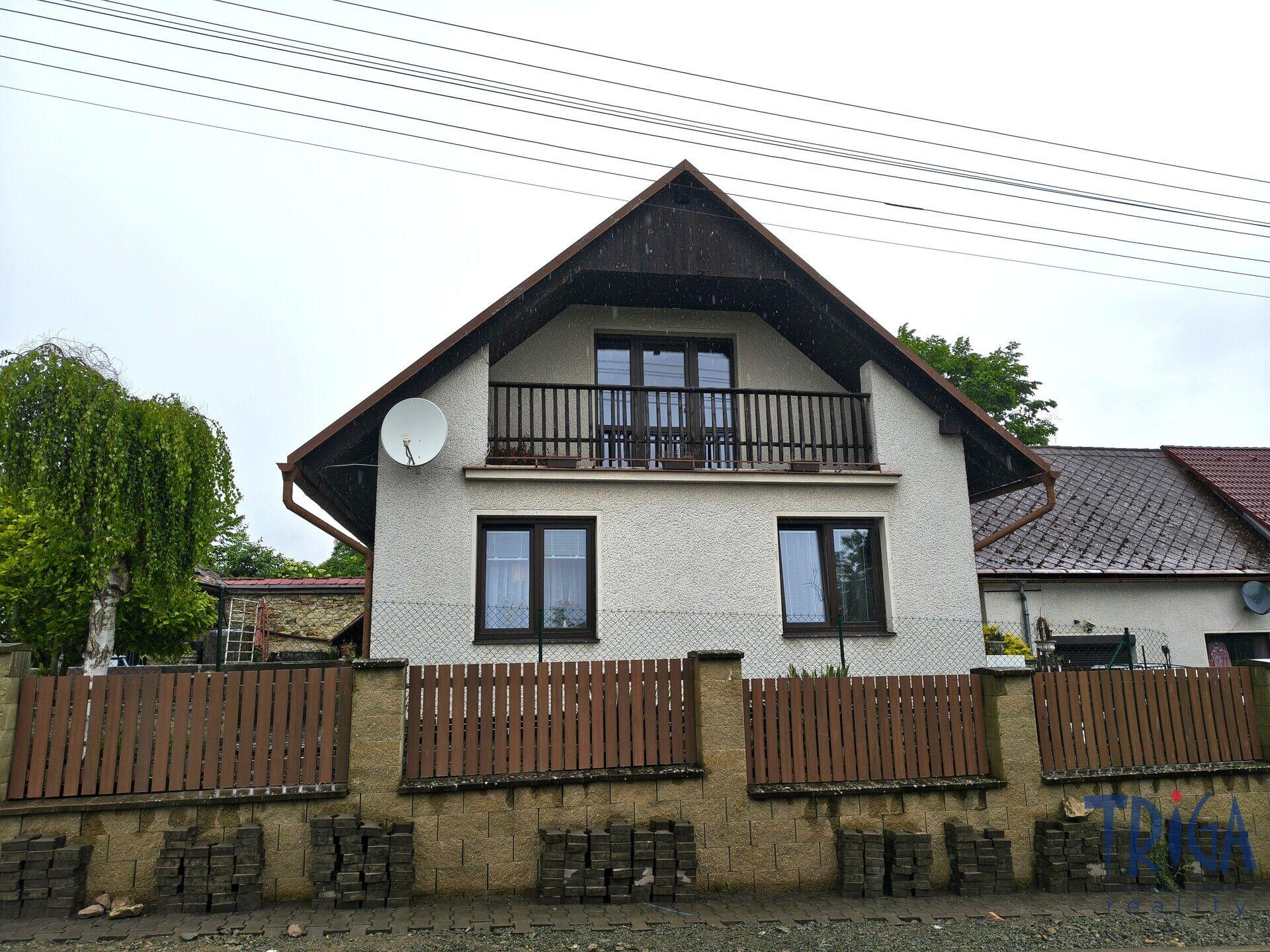 Chvalkovice - Prodej domu se třemi bytovými jednotkami, garáží a zahradou