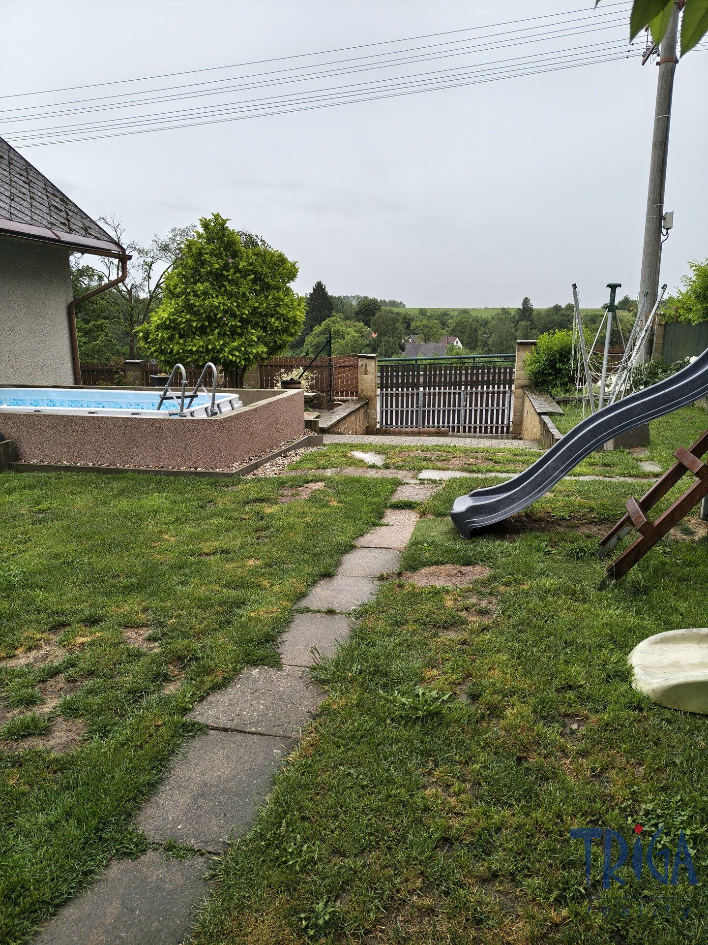 Chvalkovice - Prodej domu se třemi bytovými jednotkami, garáží a zahradou