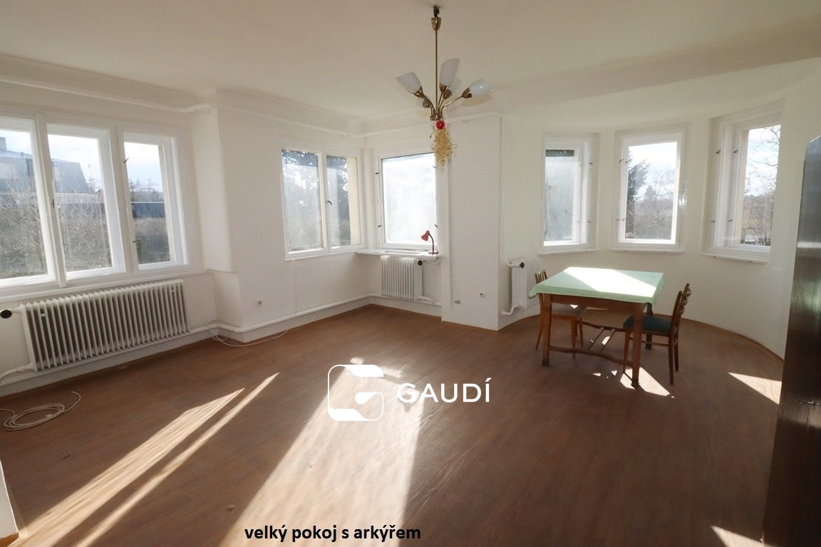 obývací pokoj s arkýřem