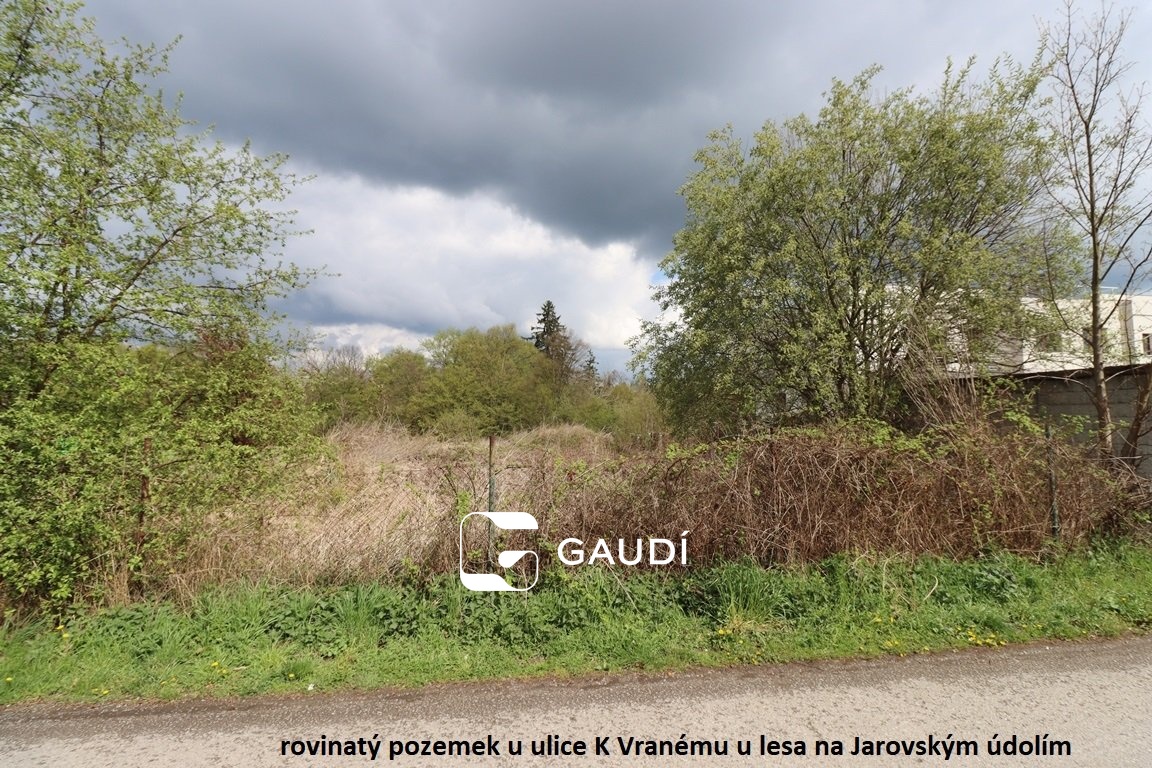 pozemek s pohledem na les