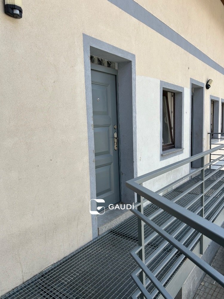 přístup ke vstupnímu schodišti