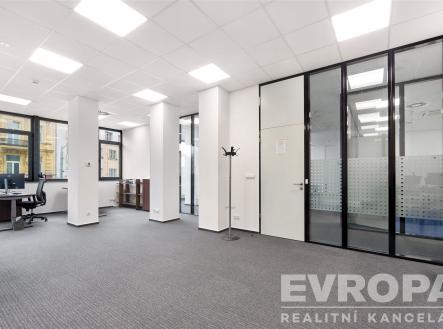 Pronájem kanceláře, 272 m²
