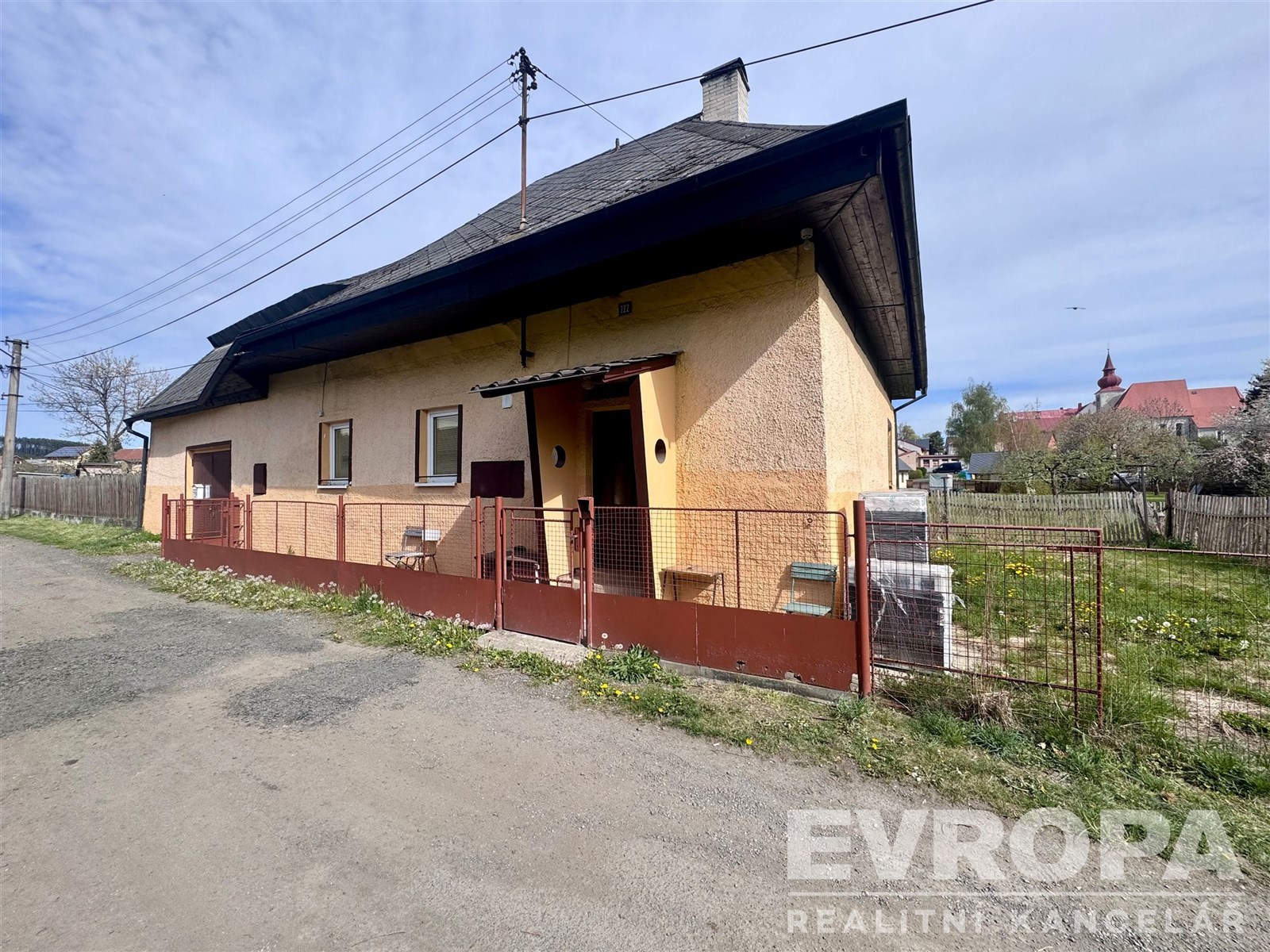 Tradiční venkovský dům s dřevěnou střechou, oplocený dvorek, klidná lokalita, ideální pro rekonstrukci a venkovské bydlení.