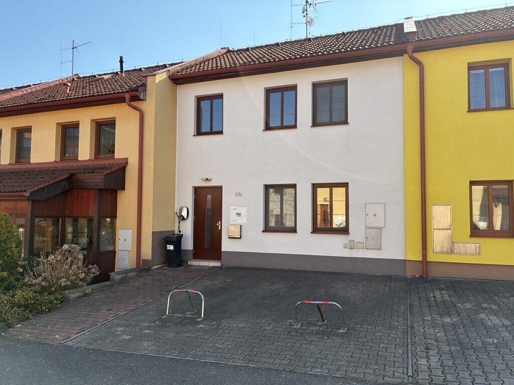 Pronájem částečně vybavené novostavby řadového domu 3+kk a zahradou v Liberci - Dolní Hanychov