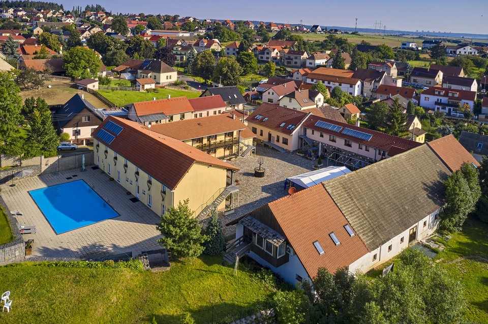 Prodej penzionu (2872m2), pozemek (7964m2), bazén, stáje, Křivoklátsko