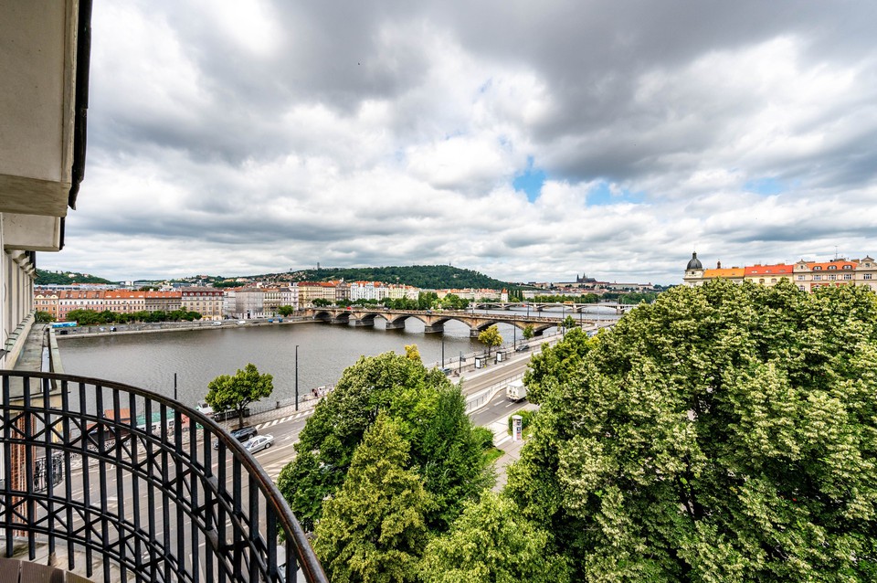 Pronájem luxusního bytu 4+1, 150 m2 + balkon s výhledem na Vltavu, Palackého nám., ul. Dřevná, Nové 