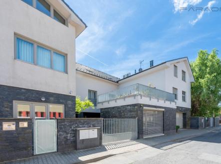 Prodej nájemního domu, 898 m²