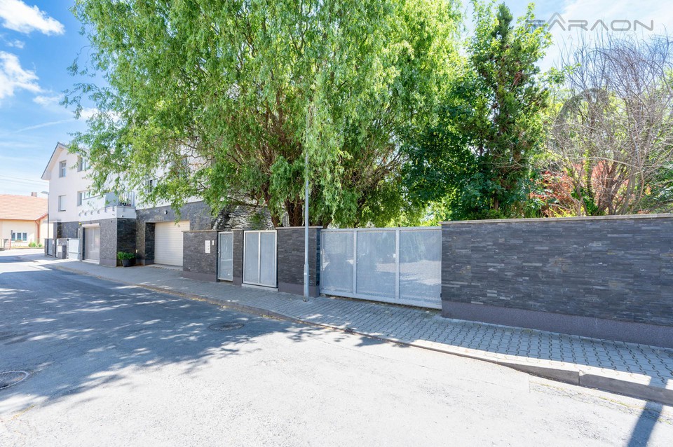 Nízkoenergetický polyfunkční dům 898 m2, pozemek 742 m2, Neratovice