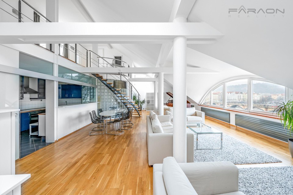 Pronájem luxusního mezonetového bytu 5+kk, 250 m2 + terasa a zimní zahrada + parkování u Palackého n