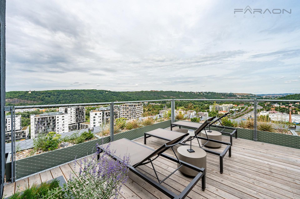 Prodej loftového bytu (92,8 m2) s terasou (29 m2) a dvěma parkovacími stáními