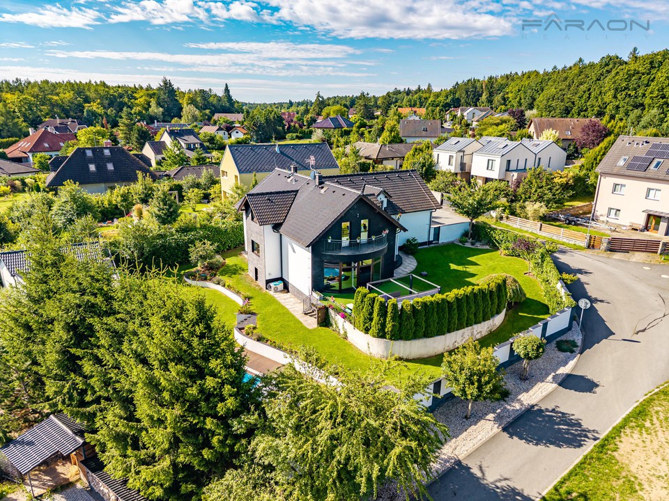 Prodej rodinné vily (346 m2) s bazénem, (pozemek 1180 m2), Praha západ - Mníšek pod Brdy - Na Vyhlíd