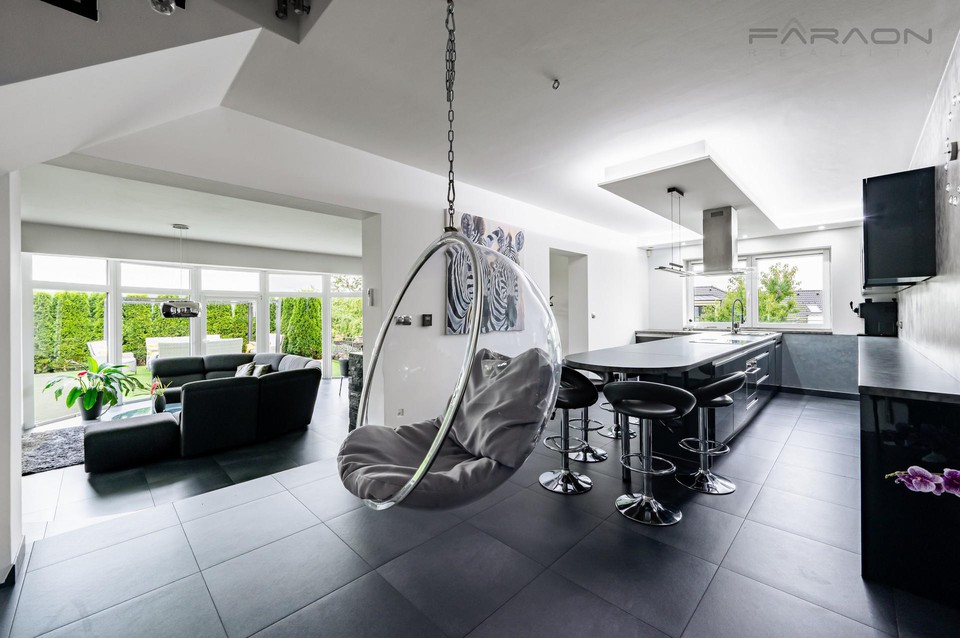 Prodej rodinné vily (346 m2) s bazénem, (pozemek 1180 m2), Praha západ - Mníšek pod Brdy - Na Vyhlíd