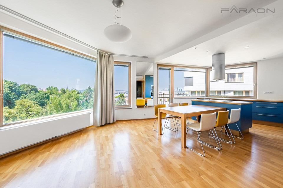 REZERVACE. Prodej slunného bytu 4+kk (125,8m2), dva balkony, parkovací místo, Jeseniova, Praha 3