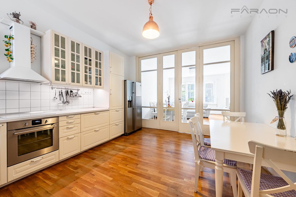 Prodej dvougeneračního bytu 4+1 (105 m2) s balkónem, Praha 5 - Smíchov