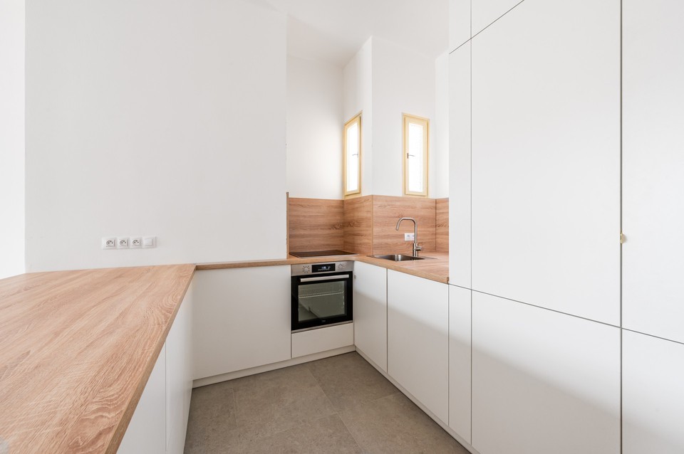 REZERVOVÁNO! Pronájem zařízeného bytu 2+kk, 69 m2 s balkonem + sklep, ulice Sokolovská, Karlín, Prah