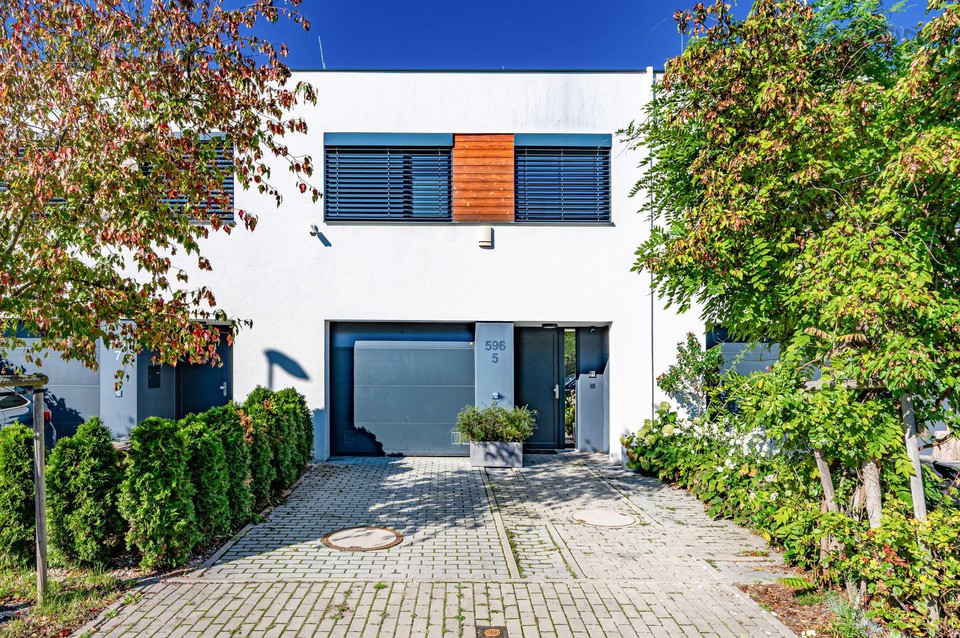 Prodej rodinného domu 4+kk, terasa, garáž (136 m²), pozemek 164 m², Praha 4 - Újezd u Průhonic