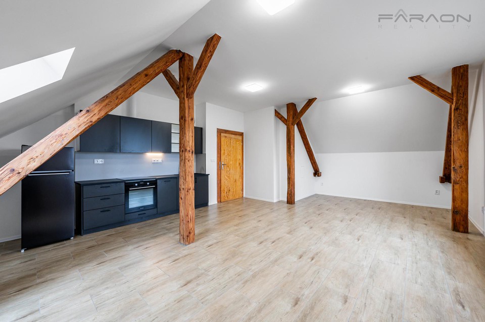 Prodej třípodlažního bytového domu 550 m2 se zahradou 1261 m2, Lety, Písek, Jihočeský kraj