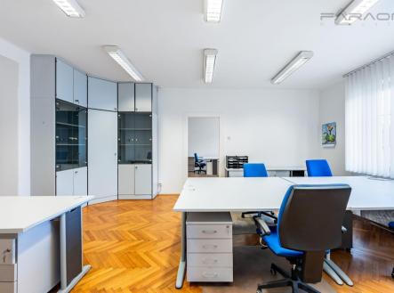Pronájem kanceláře, 450 m²
