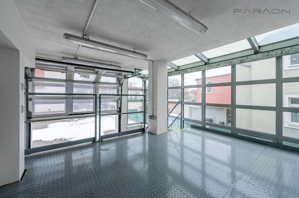 Pronájem komerčního objektu 450 m2, 11 parkovacích míst, kanceláře, sklad - Mladá Boleslav