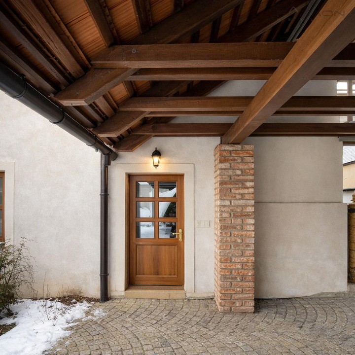 REZERVACE. Pronájem vily 160 m2, pozemek 54 m2, Praha 15