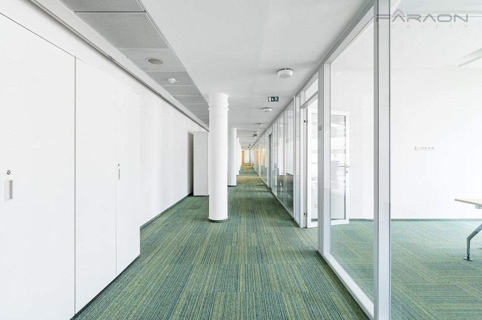 Pronájem kanceláře 488 m2, Praha 8 - Karlín, Křižíkova