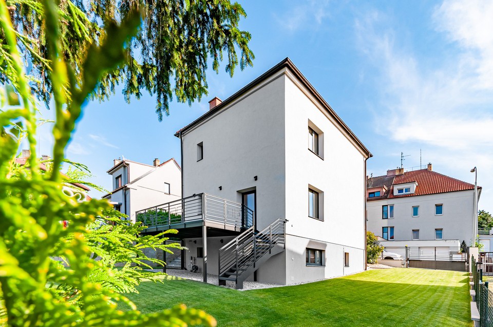 Prodej zrekonstruovaného domu 6+1 s terasou, Herbenova, Praha 10 - Hostivař