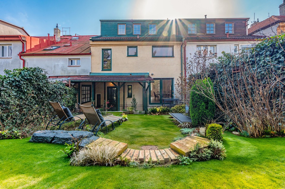 Prodej rodinného domu 200 m², pozemek 140 m² Sedlecká, Praha 8 - Kobylisy