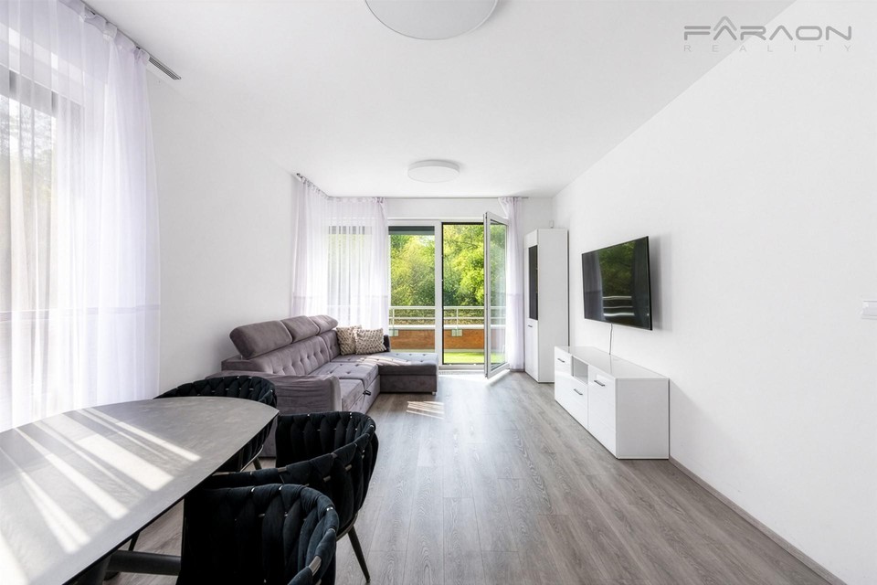 Prodej nového kompletně vybaveného bytu 2+kk, 62,2 m², terasa, parkovací místo, Klapálkova, Praha 10