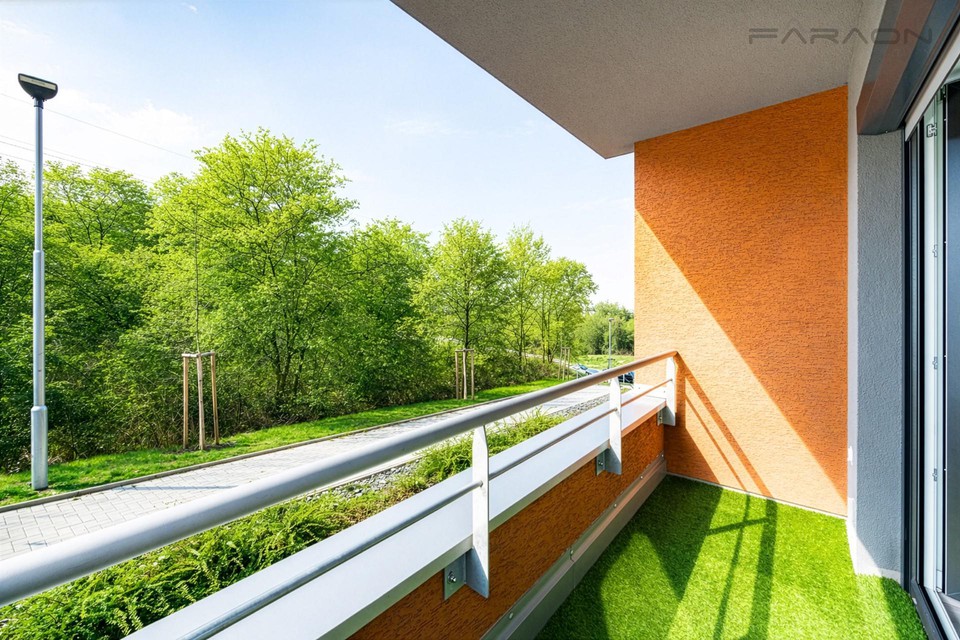 Prodej nového kompletně vybaveného bytu 2+kk, 62,2 m², terasa, parkovací místo, Klapálkova, Praha 10