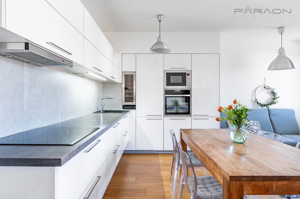 Prodej bytu 3+kk (79 m2) s balkonem (7 m2), sklepem a parkovacím stáním, Praha 9 - Hloubětín