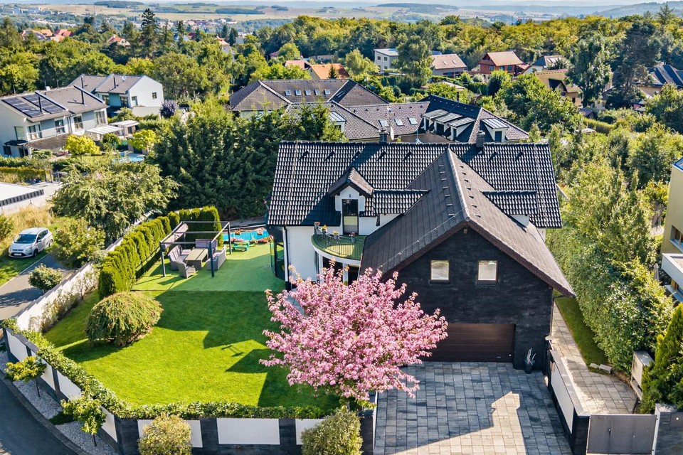 Prodej rodinné vily (346 m2) s bazénem, (pozemek 1180 m2), Na Vyhlídce, Praha západ - Mníšek pod Brd
