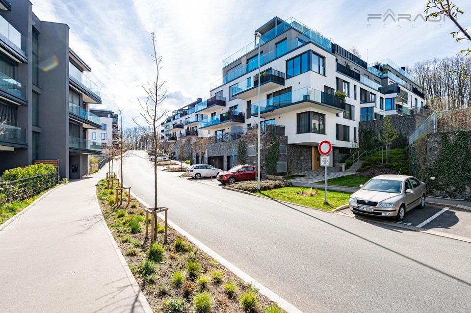 Pronájem bytu 4+kk, terasa, 2 parkovací stání, výhled na Prahu, Top Rezidence Na Pomezí, Praha 5 - K