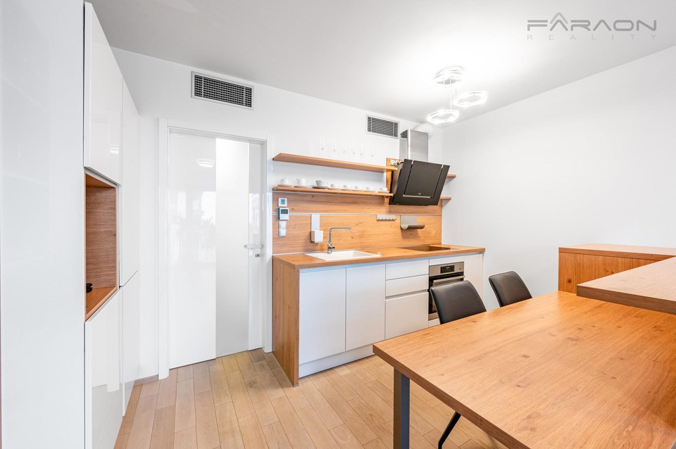 Prodej bytu 1+kk, klimatizace, parkovací místo, sklep, Garden Tower, Olšanská, Praha 3 - Žižkov